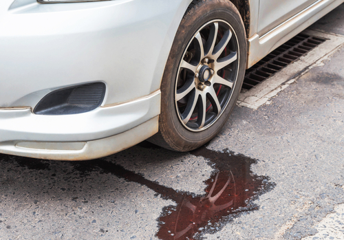 Diesel eller benzin pletter under bilen